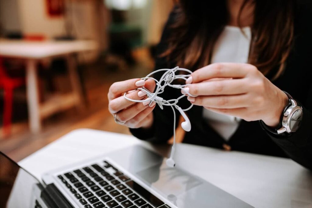 headphone-wires-tangling