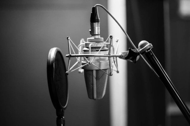 8 Reasons Why Your Mic Crackles (and How To Fix It) – Sound Studio Magic