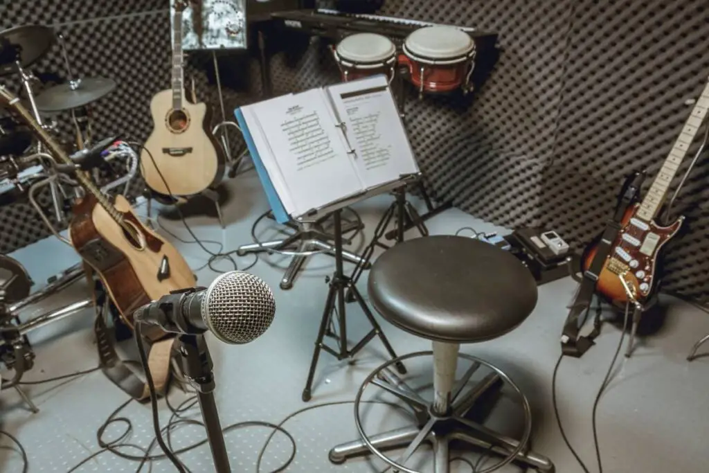 Can You Record Electric and Acoustic Guitar With an SM58 Mic?